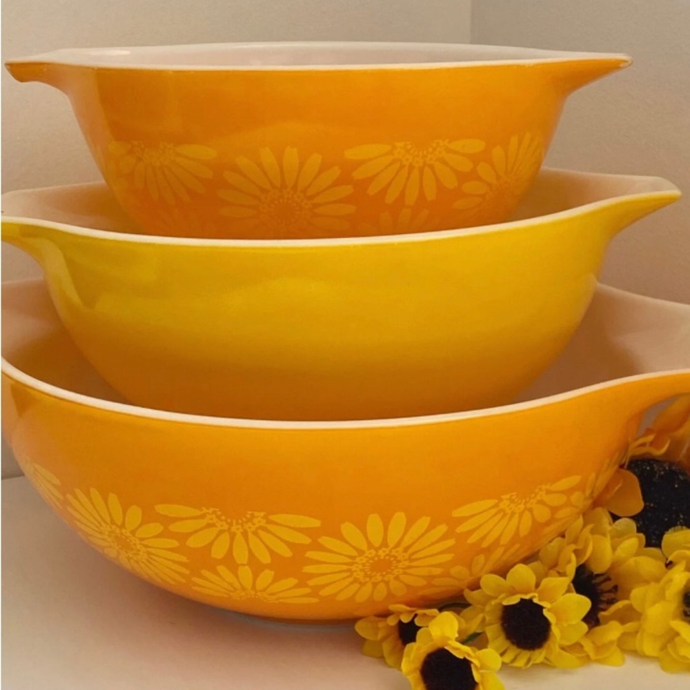 Vintage 3 piece PYREX Sunflower Cinderella Bowls - Picture 2 of 9